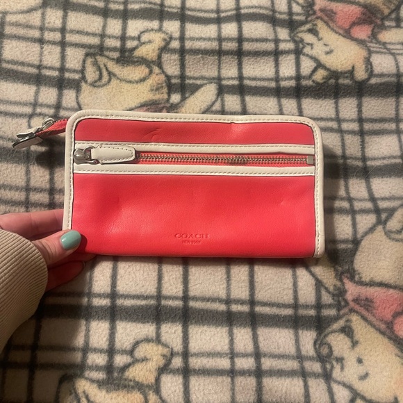 Coach Legacy Two Tone Zippy wallet - Picture 2 of 3